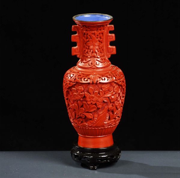 Vaso in lacca rossa, XX secolo