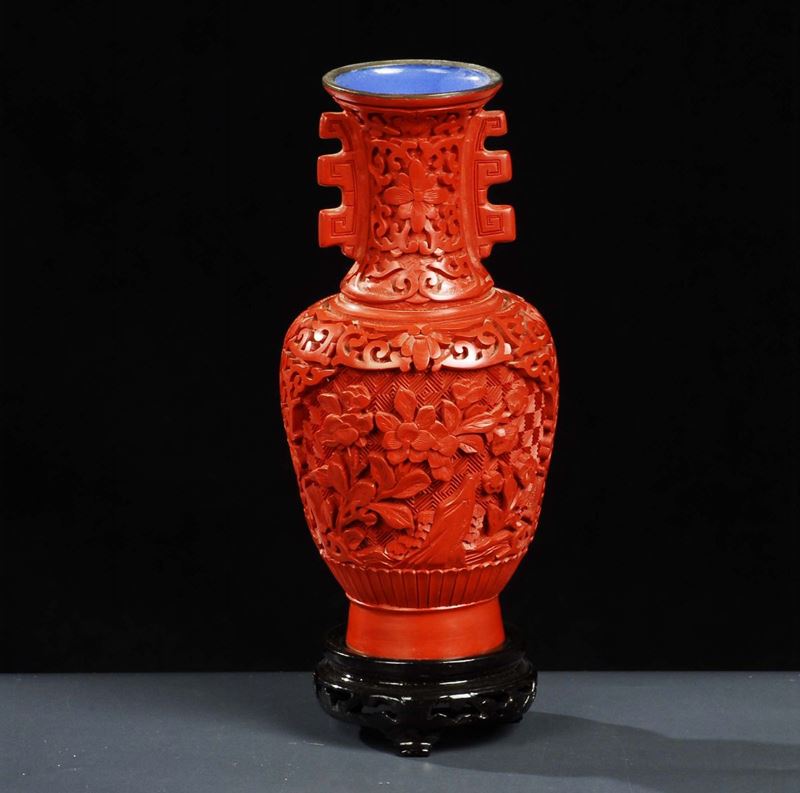 Vaso in lacca rossa, XX secolo  - Auction Oriental Art - Cambi Casa d'Aste