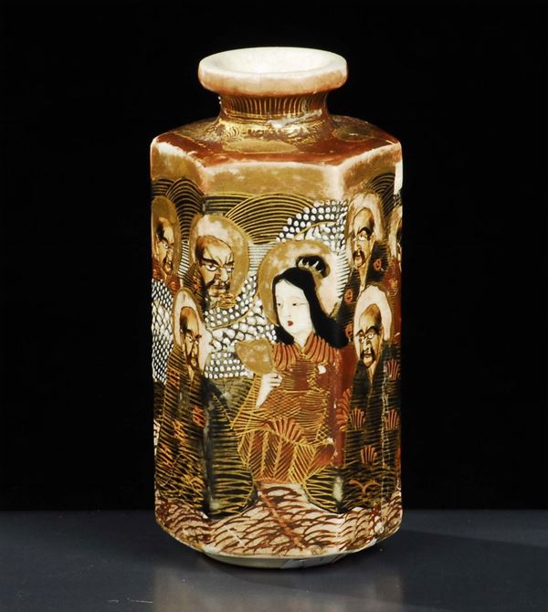 Vasetto in porcellana decorata in policromia, Giappone XX secolo