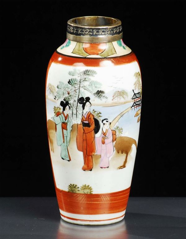 Vasetto giapponese in porcellana con collo in argento, XX secolo