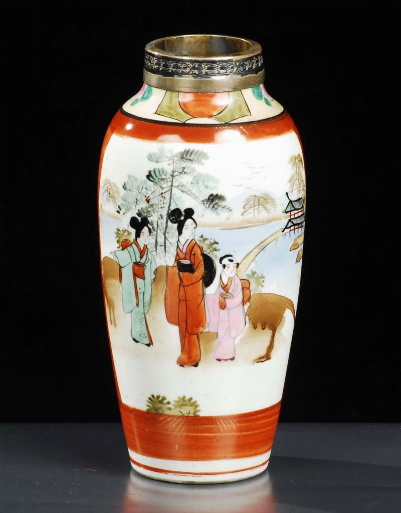Vasetto giapponese in porcellana con collo in argento, XX secolo  - Asta Arte Orientale - Cambi Casa d'Aste